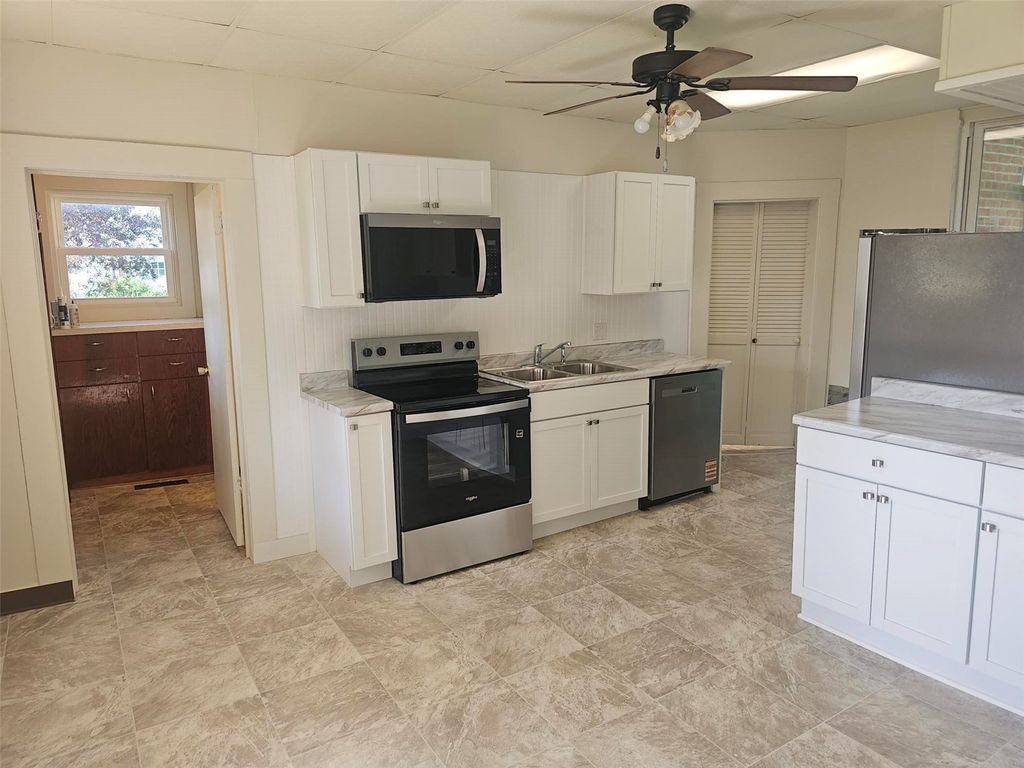 1105 E 5th St, Vinton, IA - View 2