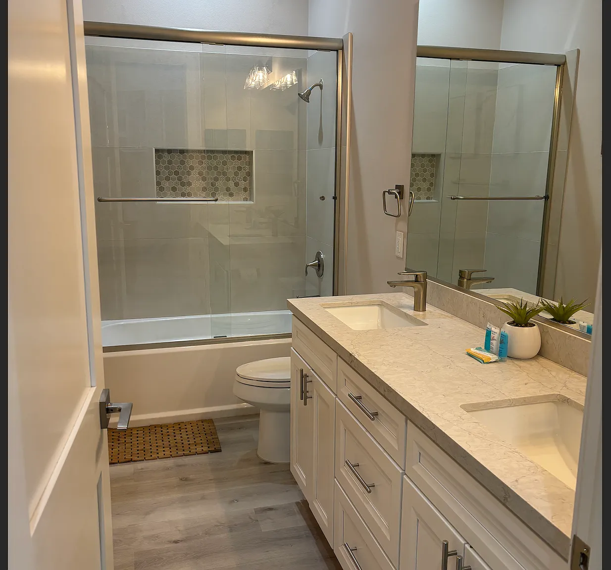 4 bed, 3.5 bath, 2403 sqft, $750 — Photo 2