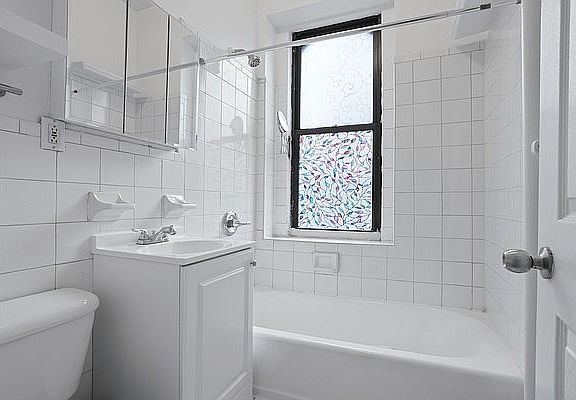 5th image of 251 E 52nd St #1B