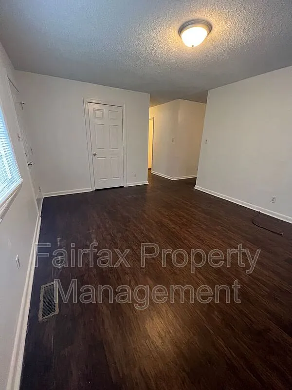 3 bed, 2.0 bath, 1025 sqft, $1,995 — Photo 3