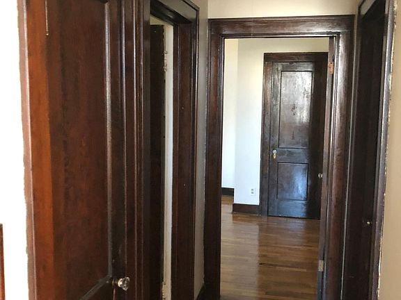 5th image of 624 Walnut St APT 1