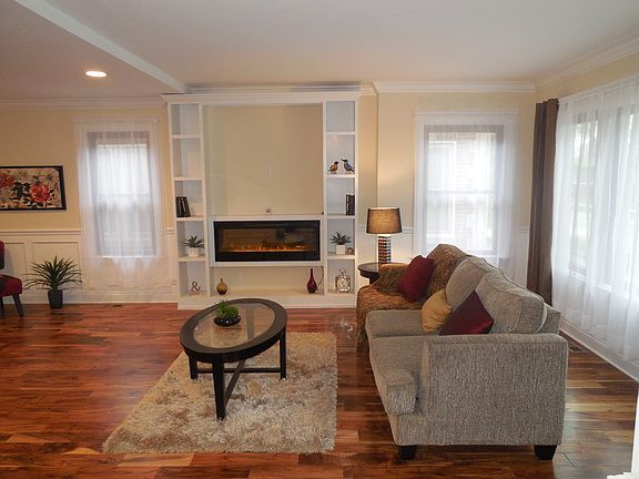 2nd image of 5639 W Waveland Ave