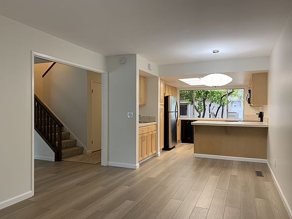 3rd image of 215 Charter Oaks Cir