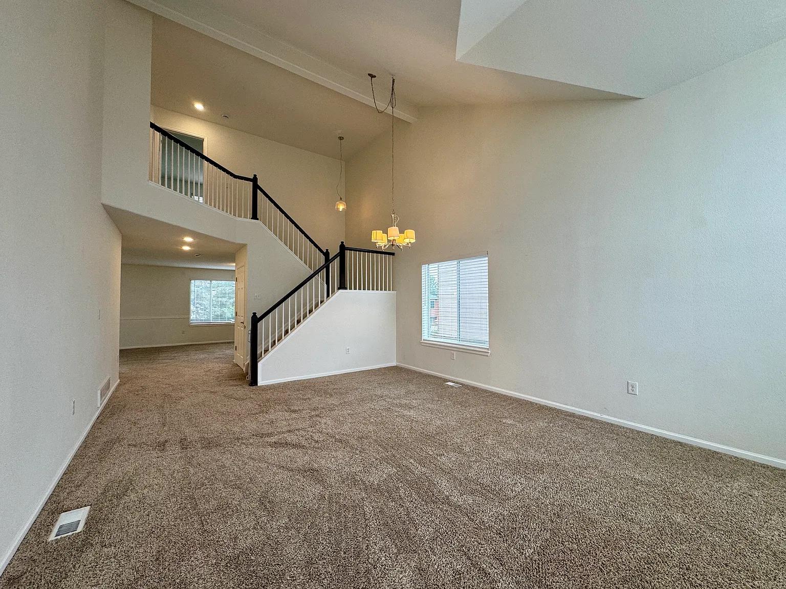 5 bed, 3.5 bath, 2790 sqft, $3,605 — Photo 2