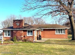 9 Sunset Ln, Troy, NY 12182