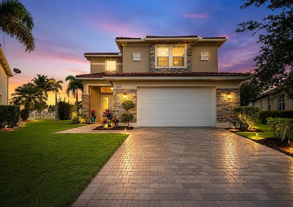 2335 NW Via Della Ct