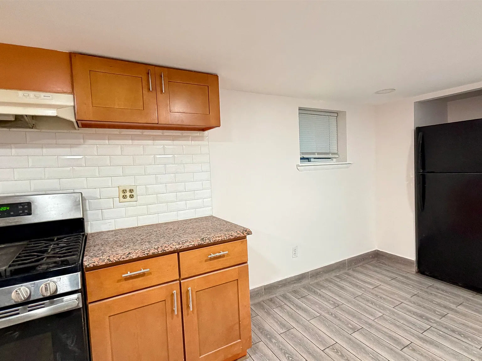 2 bed, 1.0 bath, $1,650 — Photo 2