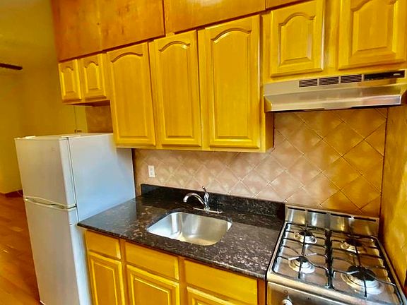 4th image of 1678 1st Ave APT 4S