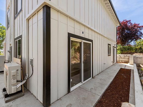 4th image of 300 Riverside Dr