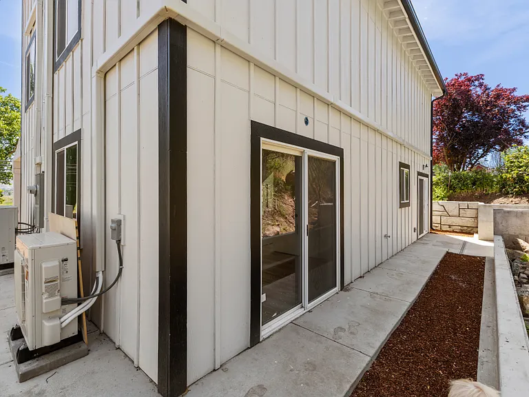 300 Riverside Dr — Photo 4
