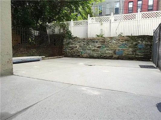 Rented by R New York | media 18