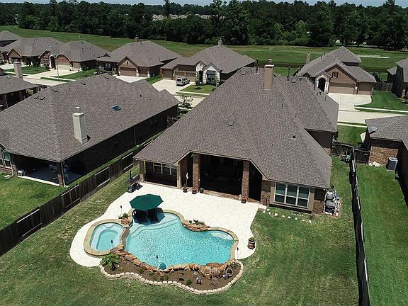 The backyard has a heated pool and hot tub that is extra large for 10 people. Also beach front entry make it a perfect place to 