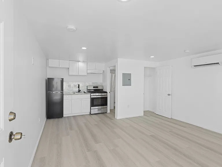 Gorgeous 2 Bed/2 bath apartment in excellent Sherman Oaks area! — Photo 3