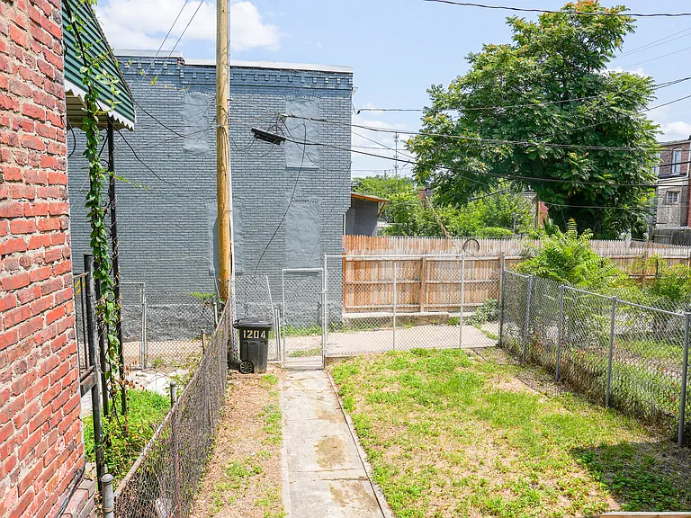 1204 Bonaparte Ave — Photo 35
