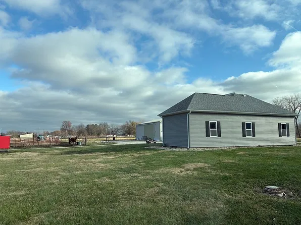 671 N Stuart St, Witt, IL 62094