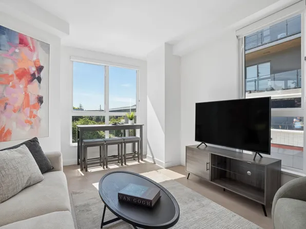 333 Saint Davids Ave #204, North Vancouver, BC V7L 3N7