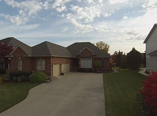 2872 Dina Dr, Troy, MI 48085
