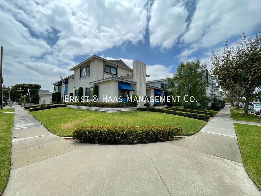 Very Nice 2-Story Townhouse Apartment in Lakewood! — Photo 1