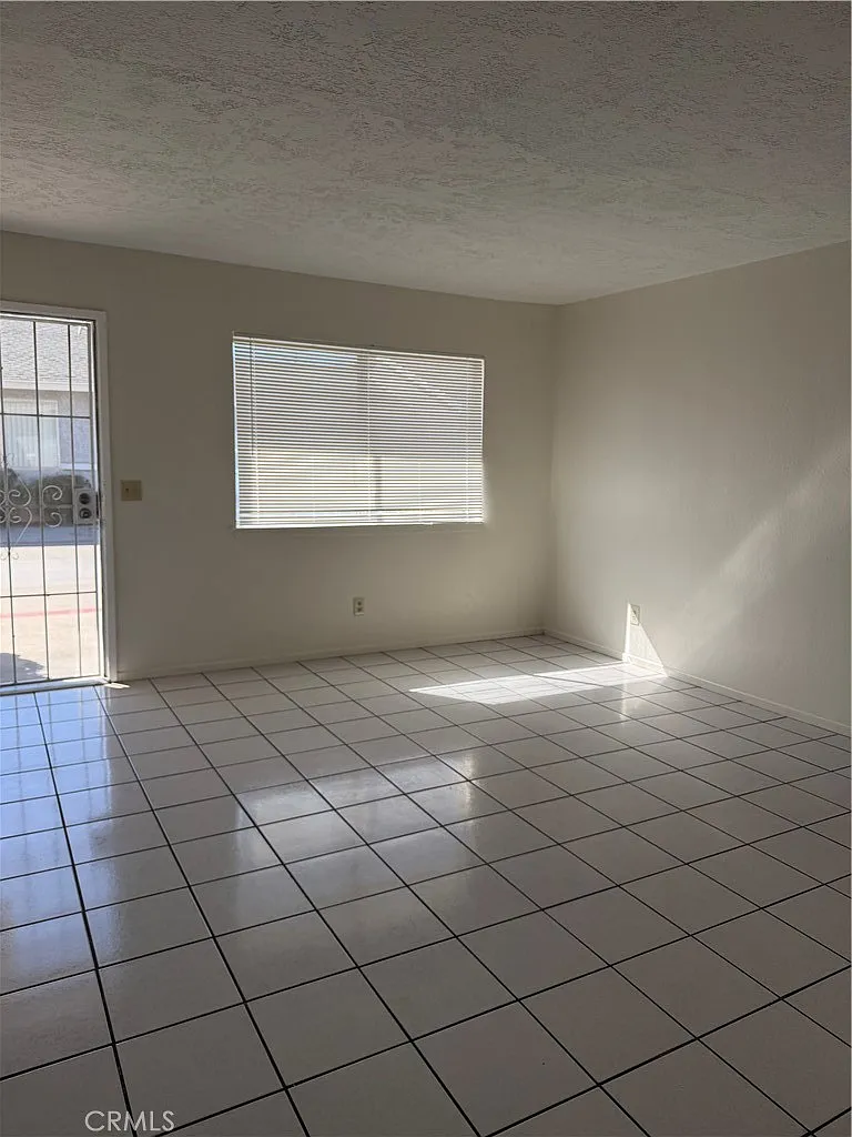 2 bed, 900 sqft, $1,600 — Photo 2