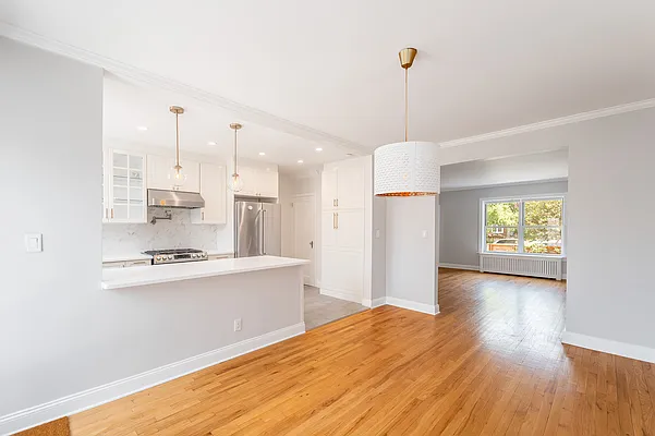 Sold by Modern Spaces | media 9