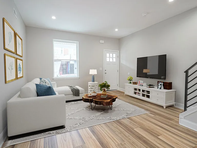 1539 S Wilton St — Photo 2