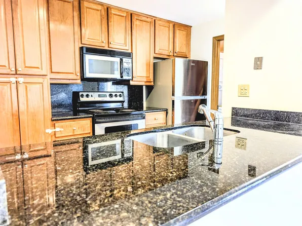 1751 Sleepy Hollow Ct APT 7, Schaumburg, IL 60195