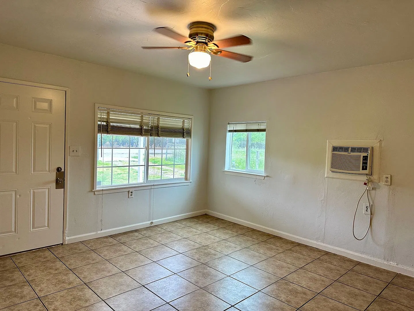 Country living 2 bedroom 1 bathroom house on .67 acres — Photo 4