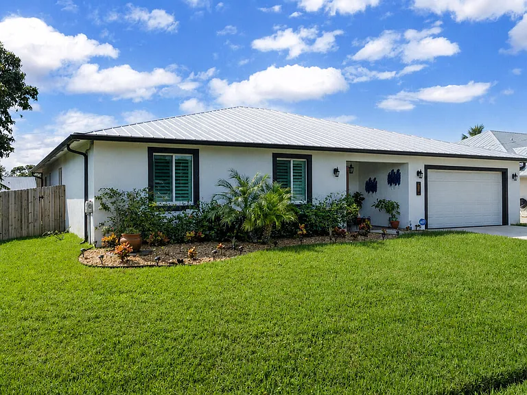 314 NE Surfside Ave — Photo 46