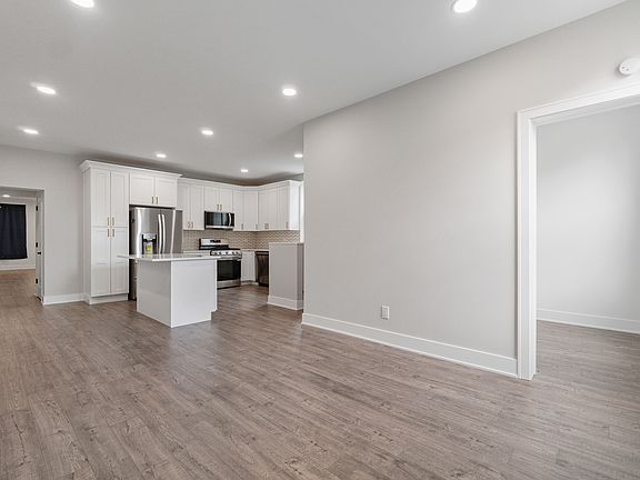 3rd image of 2042 W Coulter St