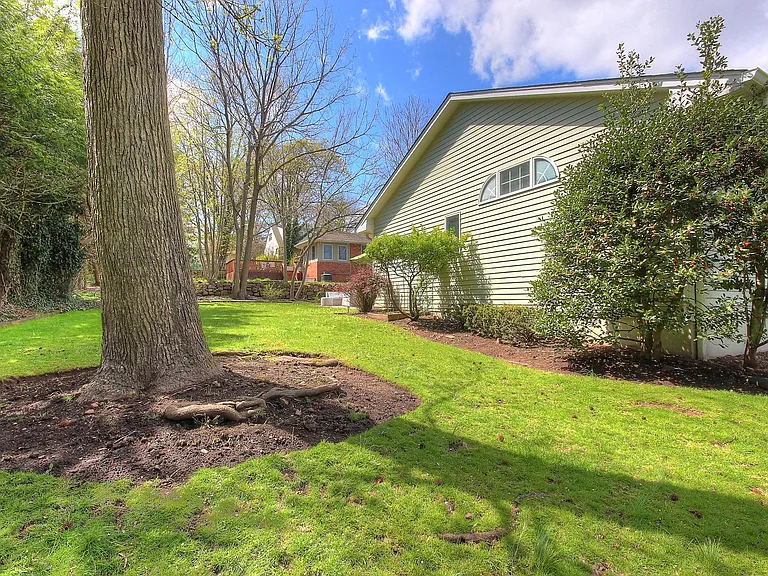 50 Woodmere Ln — Photo 23
