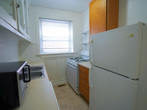 5th image of 914 Eastgate Ave #1