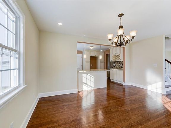 5th image of 212 N Park Dr