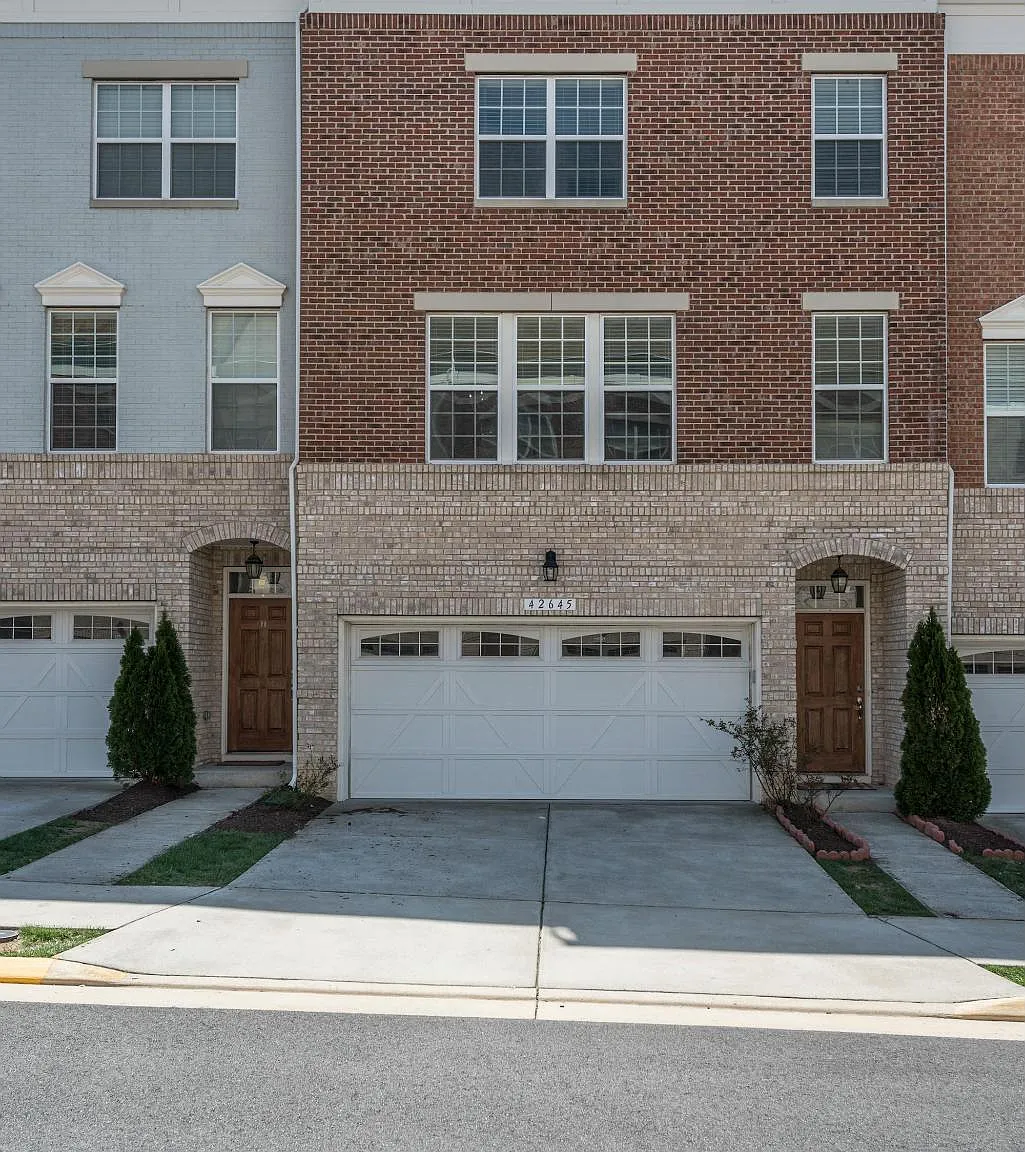 3 bed, 4.0 bath, 2784 sqft, $3,345 — Photo 1
