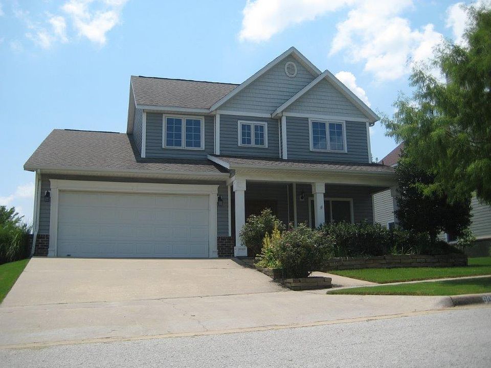1st image of 904 NE Carnahan Ct