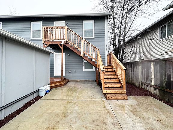 4th image of 18223-18225 SE Oak St