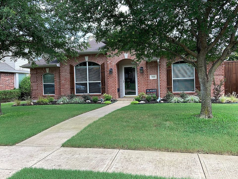 Beautiful curb appeal!