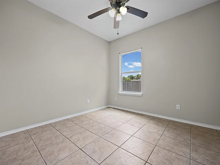 20521 Farm Pond Ln — Photo 11