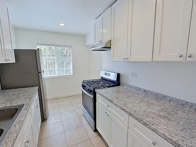 619 E Walnut St — Photo 7
