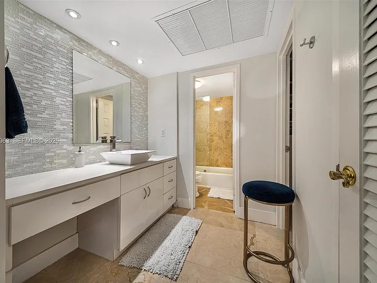 5701 Collins Ave #1415 — Photo 12