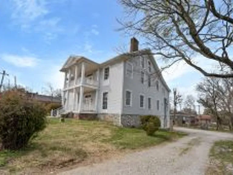 212 W 6th St, Columbia, TN 38401 — Photo 2