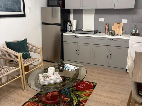 1101 NE 5th St #2, Hallandale, FL 33009