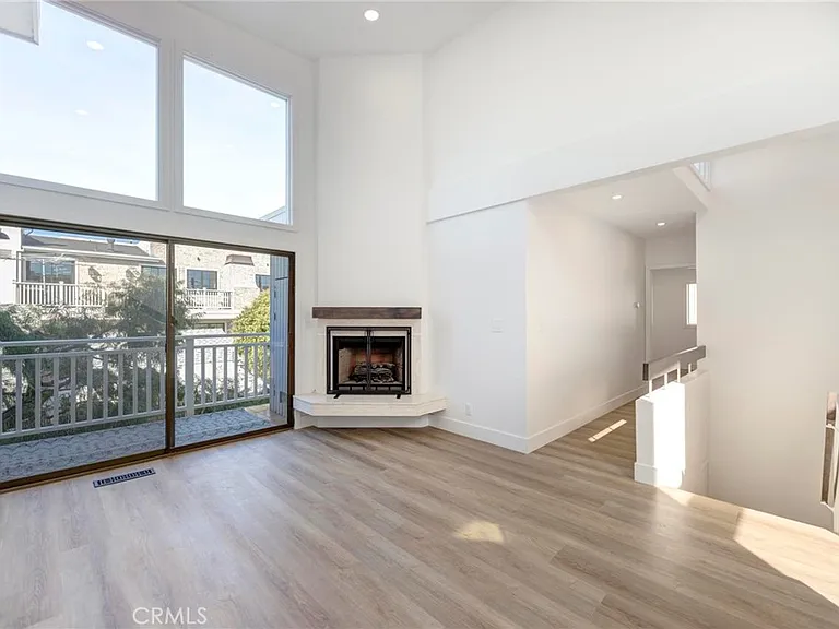 1090 Loma Dr — Photo 14