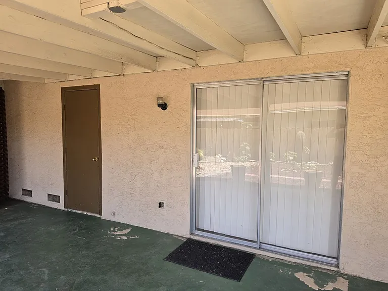 Corona St — Photo 14