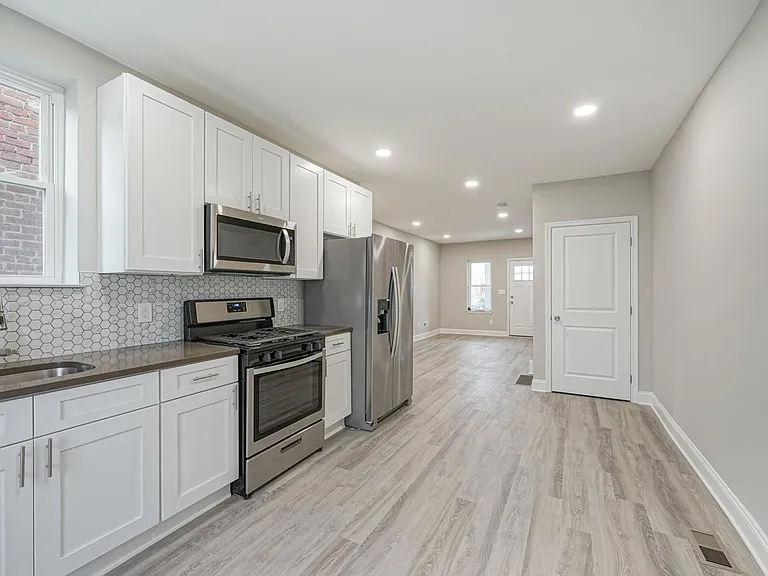 3130 Dickinson St — Photo 6