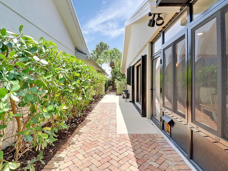 109 Seashore Dr — Photo 36