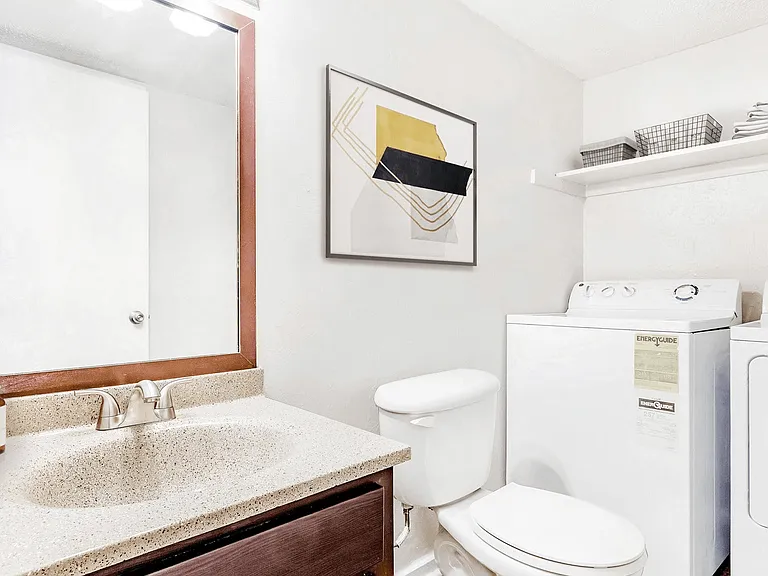 Regency Park Apartment Homes — Photo 24