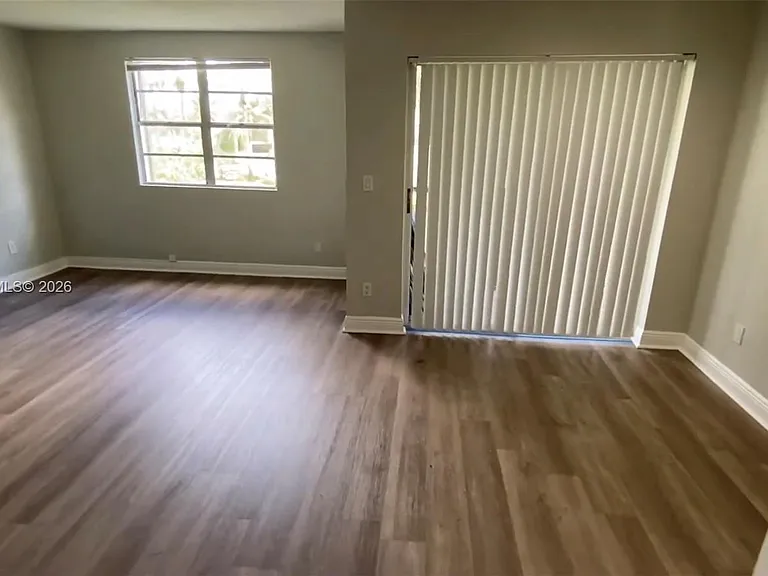 1261 SW 46th Ave #2016 — Photo 8