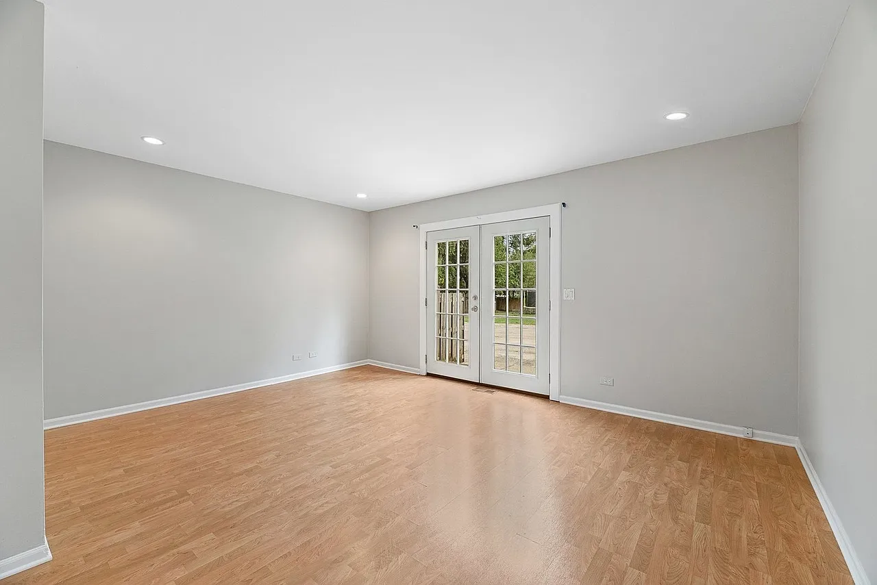 2 bed, 1.5 bath, 1100 sqft, $2,200 — Photo 2