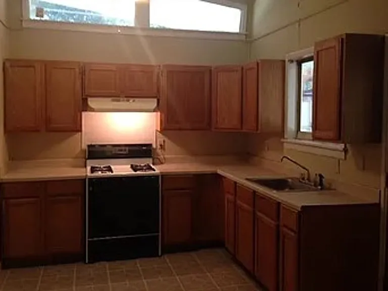 1325 Woody Dr — Photo 2