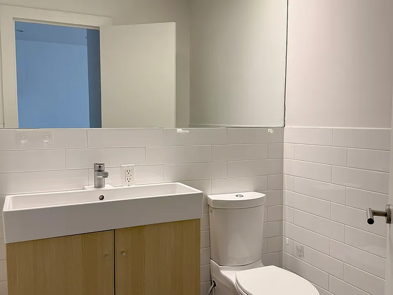 94 Scholes St #2R — Photo 4